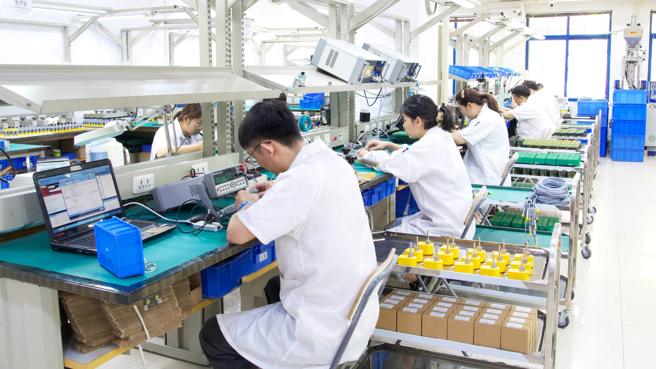 森特奈生产车间，产线工位上正在进行装配与测试